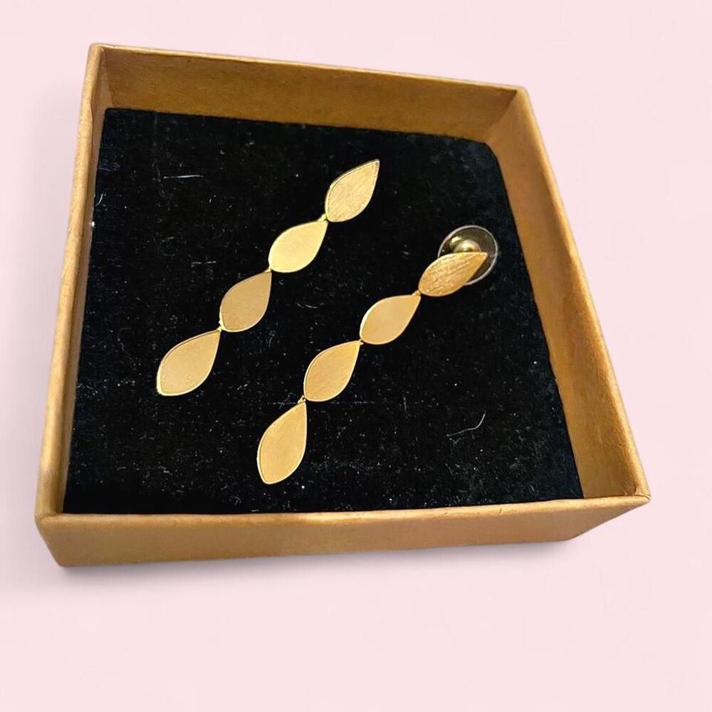 Modern Design Light weight golden Dangle Fashion Earring